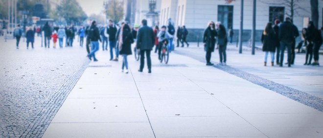 Menschen bewegen sich auf hellem, glattem Fußweg und dunklem Mosaikpflaster - zur Artikelseite Gestaltungsregeln