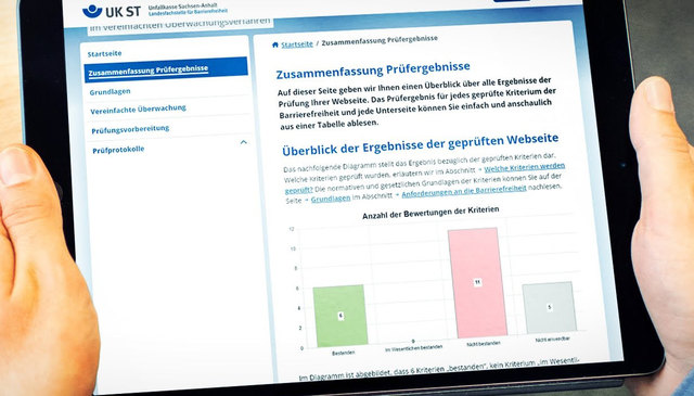 eine Person hält ein Tablett in der Hand, es zeigt eine Webseite mit einem Bericht und Diagramm