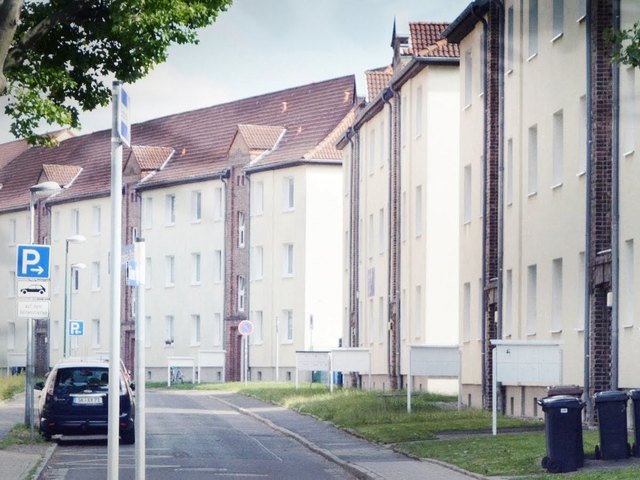 Wohnanlage mit Briefkästen in einer Anwohnerstraße - zur Artikelseite Wohngebäude