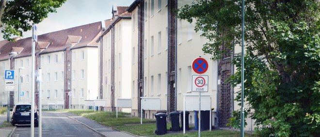 Wohnanlage mit Briefkästen in einer Anwohnerstraße - zur Artikelseite Wohngebäude