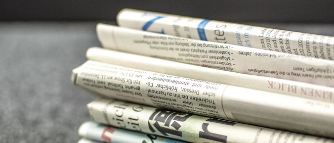 gefaltete Zeitungen liegen als Stapel übereinander - zur Artikelseite Neuigkeiten