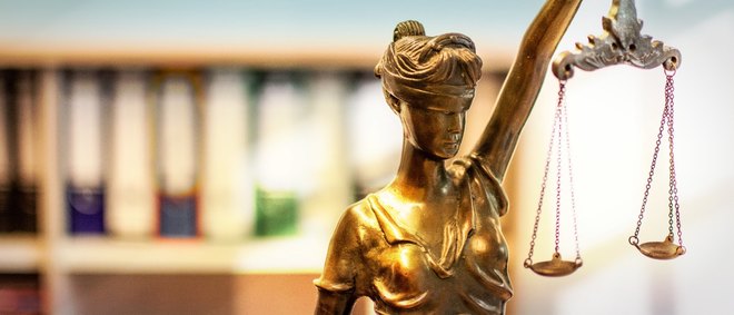 Justitia steht vor einem Aktenschrank - zur Übersichtsseite Dokumente