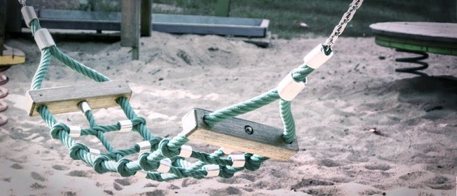 Schaukel aus einem Seil auf einem Spielplatz - zur Artikelseite Barrierefreie Wohnungen - Ergänzende Vorschriften