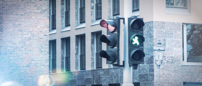 zwei Ampeln, die jeweils rot beziehungsweise grün anzeigen - zur Artikelseite Verkehrsraum