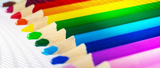 Buntstifte in verschiedenen Farben liegen eng aneinander gereiht - zur Artikelseite Farben