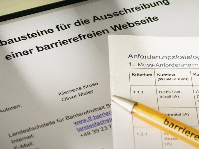 Tablet mit geöffneter Datei mit dem Titel Leitfaden für die Ausschreibung barrierefreier Webseiten. Daneben liegt der Anforderungskatalog Barrierefreiheit auf Papier gedruckt und ein Kugelschreiber mit der Aufschrift barrierefrei