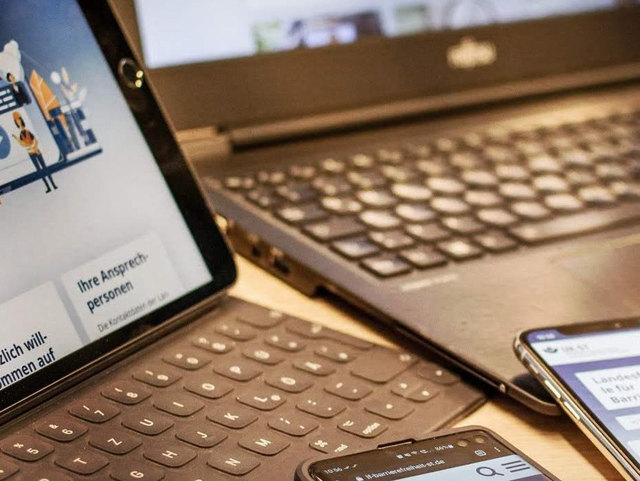 Tablet, Laptop und zwei Smartphones zeigen die Webseite der Landesfachstelle für Barrierefreiheit Sachsen-Anhalt