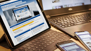 Tablet, Laptop und Smartphones auf einem Tisch zeigen eine Webseite - zur Artikelseite &Uuml;berwachungsstellenbericht 2023