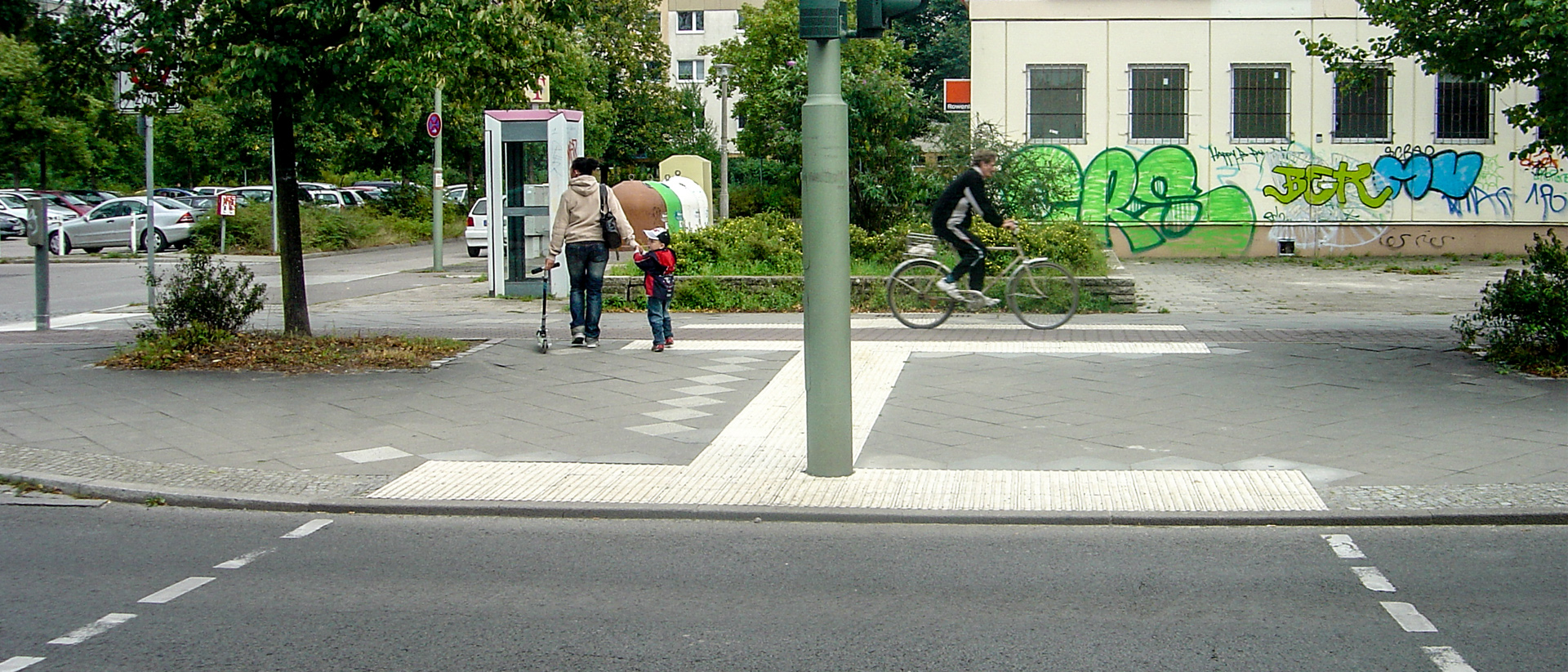 Foto einer, durch eine Ampel gesicherten gemeinsamen Überquerungsstelle mit einheitlicher 3 cm Bordhöhe.