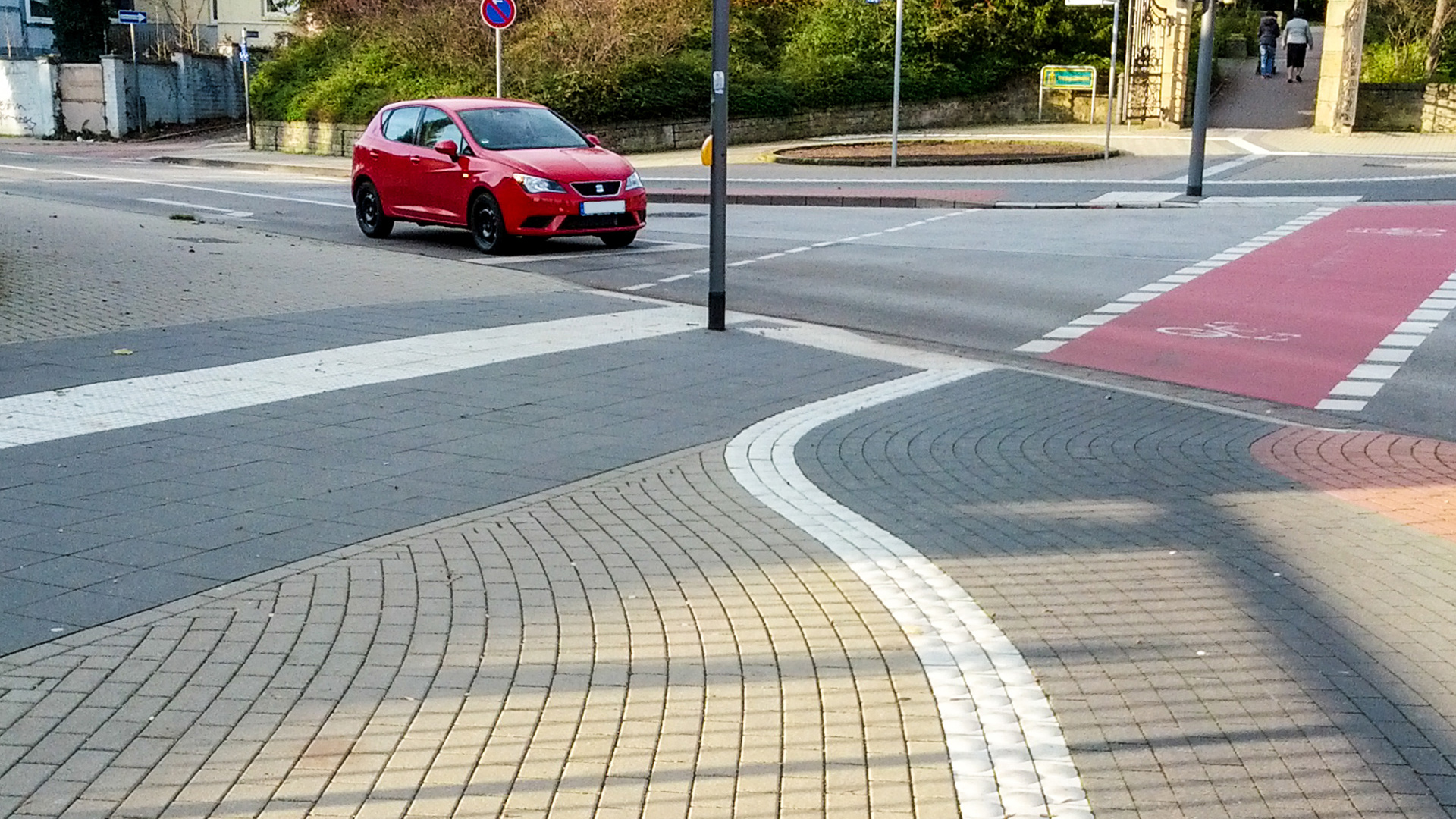 Foto eines Trennstreifens zwischen Geh- und Radweg.