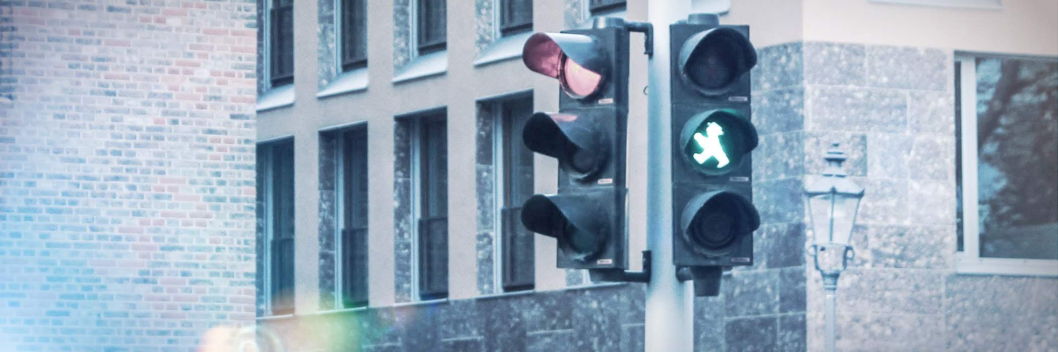 Zwei Ampeln, die jeweils rot beziehungsweise grün anzeigen.