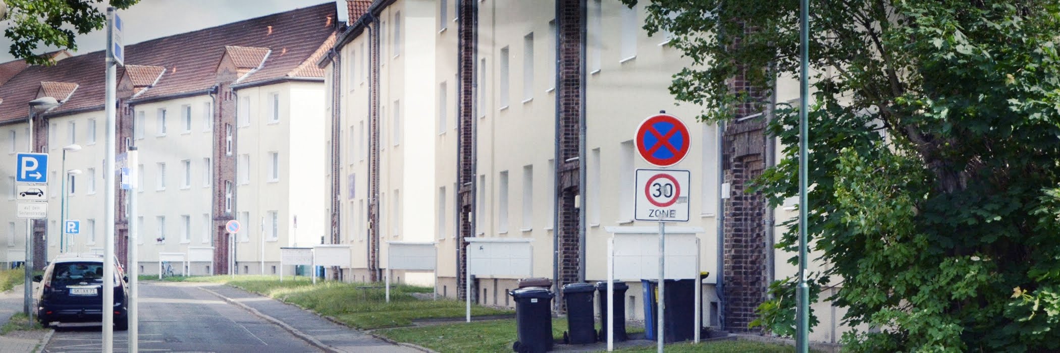 Wohnanlage mit Briefkästen in einer Anwohnerstraße