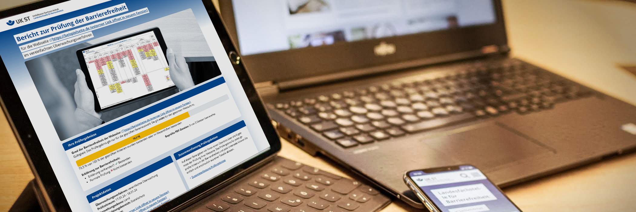 Tablet, Laptop und Smartphones auf einem Tisch zeigen eine Webseite