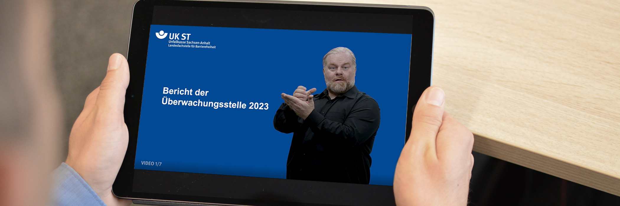 Person hält Tablet mit geöffnetem Video in Deutscher Gebärdensprache 