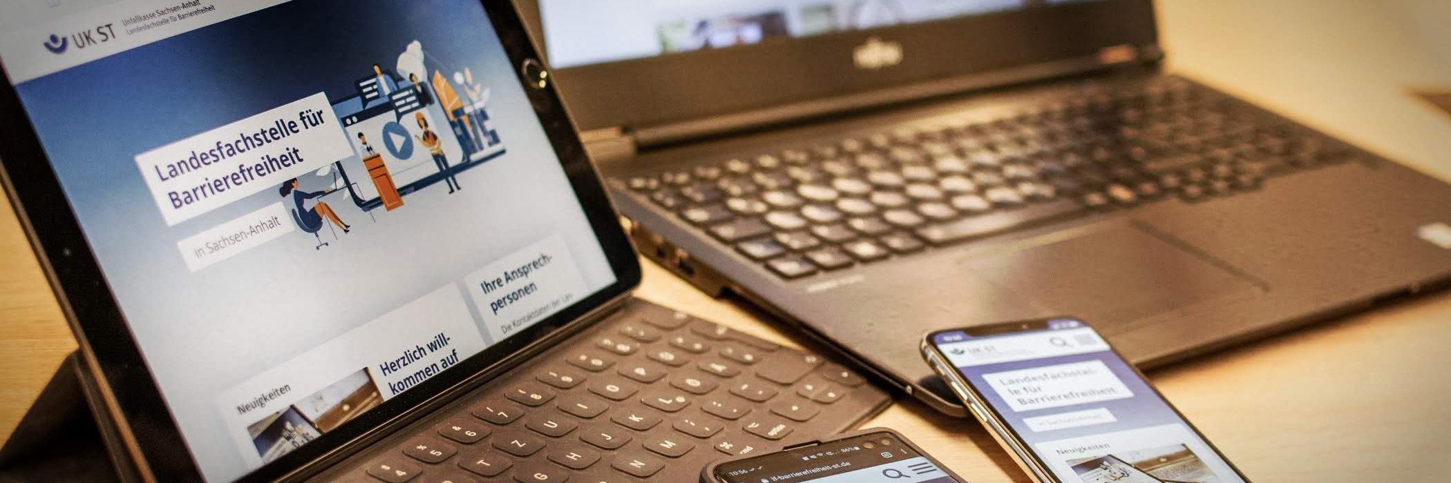 Tablet, Laptop und zwei Smartphones zeigen die Webseite der Landesfachstelle für Barrierefreiheit Sachsen-Anhalt