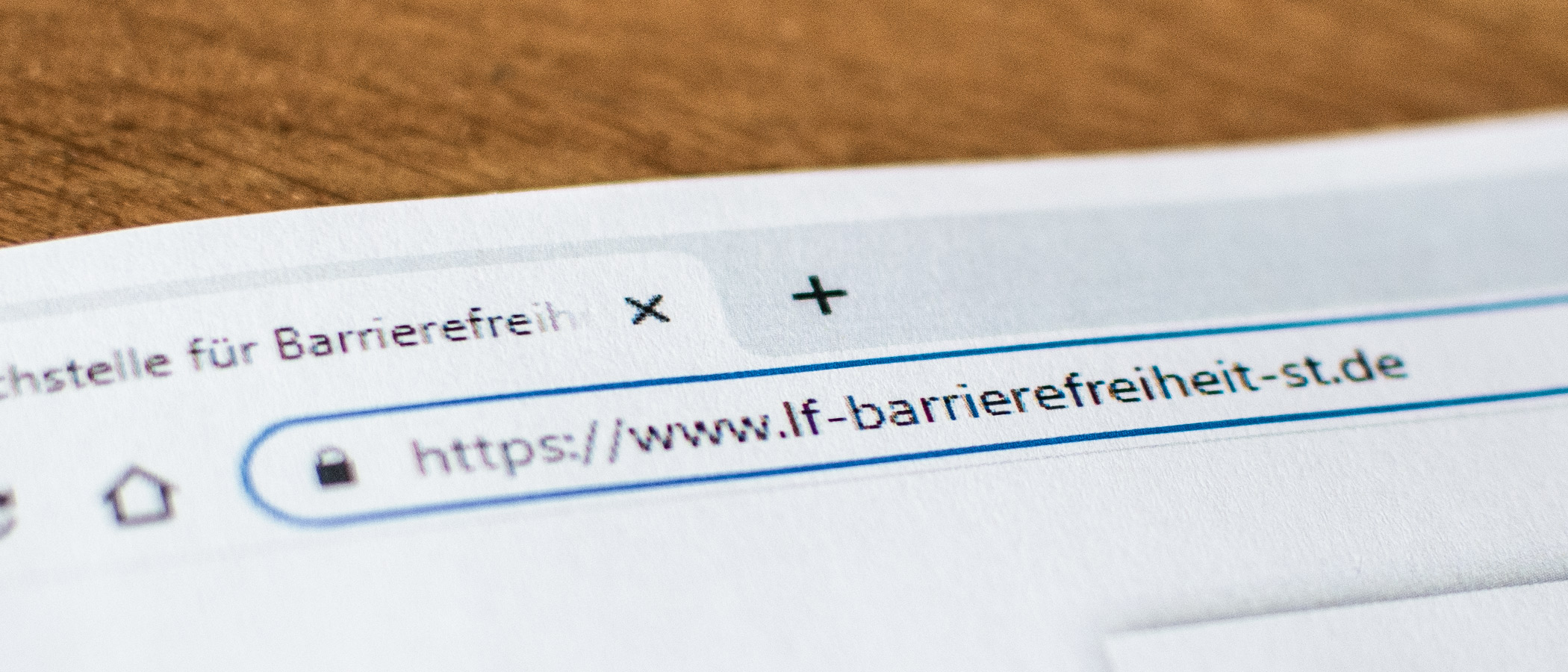 ausgedrucktes Papier, welches die Adresszeile mit folgender Internet-Adresse in einem Browser zeigt: www.lf-barrierefreiheit-st.de - zur Artikelseite Links